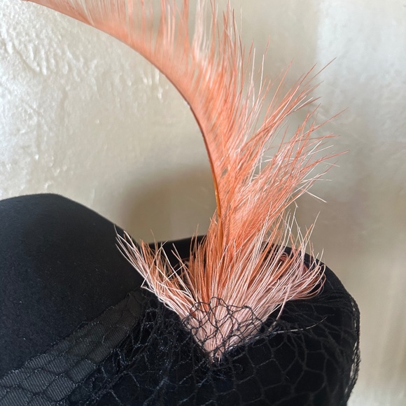 CAPTIVATING 1940s\' BLACK FELT FEDORA + UPTURNED BRIM + SALMON COLORED FEATHERS